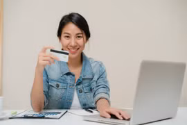 Nhiều ngân hàng miễn phí chuyển tiền online cho các giao dịch nhỏ. (Ảnh: CTV/Vietnam+)