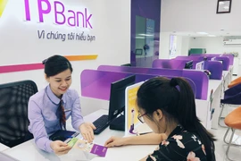 Giao dịch tại TPBank. (Ảnh: CTV/Vietnam+)