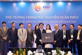 Thủ tướng Nguyễn Xuân Phúc trao biểu trưng cho ông Nguyễn Văn Hảo – Phó TGĐ HDBank – đơn vị tài trợ và đồng hành tổ chức Hội nghị Cấp cao ASEAN lần thứ 37. (Ảnh: CTV/Vietnam+)