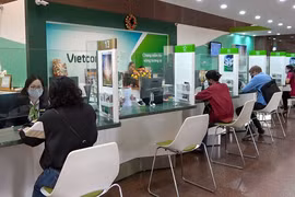 Giao dịch tại Vietcombank. (Ảnh: CTV/Vietnam+)