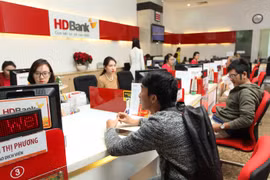 Giao dịch tại HDBank. (Ảnh: CTV/Vietnam+)