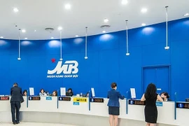 Khách hàng đến giao dịch tại Ngân hàng Thương mại cổ phần Quân đội (MB). (Ảnh: CTV/Vietnam+)