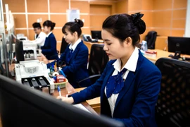 Giao dịch tại LienVietPostBank. (Ảnh: Vietnam+)