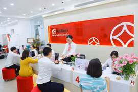 Giao dịch tại SeABank. (Ảnh: CTV/Vietnam+)