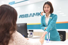 Giao dịch tại ABBANK. (Ảnh: CTV/Vietnam+)