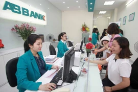 Giao dịch tại ABBANK. (Ảnh: CTV/Vietnam+)
