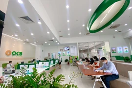 Khách hàng đến giao dịch tại OCB. (Ảnh: Vietnam+)