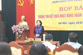 Phó Thống đốc Ngân hàng Nhà nước Nguyễn Thị Hồng trả lời báo chí tại buổi họp báo. (Ảnh: Vietnam+)