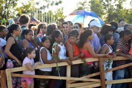 Những người dân Cuba đầu tiên được phép viếng và tưởng nhớ vị Tổng tư lệnh kính yêu của mình tại nghĩa trang Santa Ifigenia, Santiago de Cuba. (Ảnh: Vũ Lê Hà/TTXVN) 