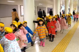 Trẻ con Nhật Bản học về kĩ năng sống khi gặp hỏa hoạn