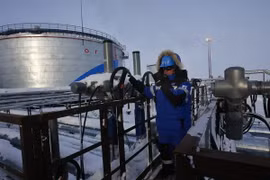 Khu vực khai thác ở mỏ dầu Novoprtovskoye thuộc tập đoàn khai thác dầu khí Gazprom của Nga. (Nguồn: AFP/TTXVN)