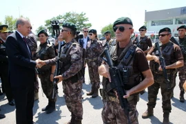 Tổng thống Thổ Nhĩ Kỳ Recep Tayyip Erdogan (trái) thăm cơ quan cảnh sát đặc nhiệm ở Ankara ngày 29/7. (Nguồn: EPA/TTXVN) 