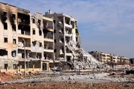 Cảnh đổ nát sau các cuộc tấn công tại quận al-Assad, phía tây thành phố Aleppo ngày 12/11. (Nguồn: EPA/TTXVN) 