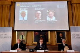 Hội đồng giải thưởng Nobel công bố 3 nhà khoa học giành giải Nobel Vật lý 2016: David Thouless, Duncan Haldane và Michael Kosterlitz. (Nguồn: AFP/TTXVN) 