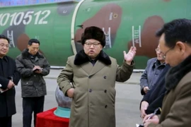 Nhà lãnh đạo Triều Tiên Kim Jong Un (giữa) gặp các nhà khoa học và kỹ sư nghiên cứu trong lĩnh vực hạt nhân tại Bình Nhưỡng ngày 9/3. (Nguồn: KCNA/TTXVN)