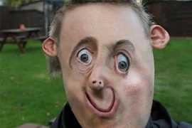 "Người cha của năm" biến tranh vẽ của con thành hiện thực