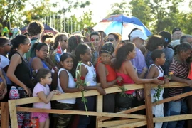 Những người dân Cuba đầu tiên được phép viếng và tưởng nhớ vị Tổng tư lệnh kính yêu của mình tại nghĩa trang Santa Ifigenia, Santiago de Cuba. (Ảnh: Vũ Lê Hà/TTXVN) 