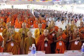 Đông đảo tăng ni, phật tử tham gia đăng ký hiến tạng