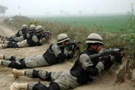 Binh sỹ Pakistan gác tại Wagah, dọc biên giới Pakistan-Ấn Độ. (Nguồn: THX/TTXVN) 
