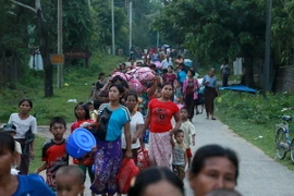 Người dân sơ tán khỏi Rakhine sau vụ tấn công tại Maungdaw ngày 13/10. (Nguồn: AFP/TTXVN) 