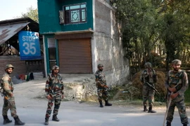 Binh sỹ Ấn Độ gác tại tuyến đường sắt Srinagar-Baramulla, cách thủ phủ Srinagar khoảng 20km, ngày 1/10. (Nguồn: EPA/TTXVN) 