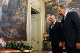 Ngoại trưởng Nga Sergei Lavrov (phải) và Ngoại trưởng Thổ Nhĩ Kỳ Mevlut Cavusoglu tưởng niệm Đại sứ Andrei Karlov tại Moskva. (Nguồn: AFP/TTXVN) 