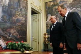 Ngoại trưởng Nga Sergei Lavrov (phải) và Ngoại trưởng Thổ Nhĩ Kỳ Mevlut Cavusoglu tưởng niệm Đại sứ Andrei Karlov tại Moskva. (Nguồn: AFP/TTXVN) 