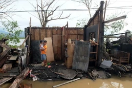 Một ngôi nhà bị tàn phá sau bão Nock-Ten ở Polangui, tỉnh Albay ngày 26/12. (Nguồn: EPA/TTXVN) 