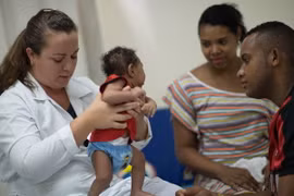 Chăm sóc em nhỏ 2 tháng tuổi mắc chứng đầu nhỏ do virus Zika tại Salvador, Brazil. (Nguồn: AFP/TTXVN) 