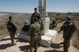 Binh sỹ Israel và lực lượng gìn giữ hòa bình Liên hợp quốc làm nhiệm vụ tại khu vực làng Majdal Shams ở cao nguyên Golan trên biên giới Israel - Syria ngày 13/9. (Nguồn: AFP/TTXVN)