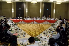 Cố vấn Nhà nước Aung San Suu Kyi (giữa) phát biểu tại cuộc họp của UPDJC ở Naypyitaw ngày 28/10. (Nguồn: EPA/TTXVN) 