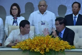 Thủ tướng Hun Sen và Tổng thống Duterte trao đổi tại lễ ký kết. (Ảnh: Nguyễn Lâm/Vietnam+)