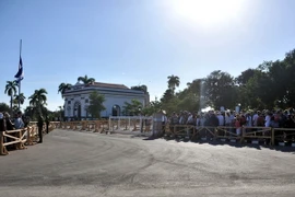 Người dân xếp hàng viếng lãnh tụ Fidel Castro tại nghĩa trang Santa Ifigenia, Santiago. (Ảnh: Vũ Lê Hà/TTXVN)