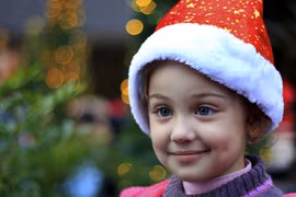 Những lá thư đầy nước mắt của trẻ em Hy Lạp gửi ông già Noel