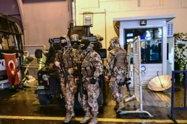 Cảnh sát Thổ Nhĩ Kỳ gác tại Lãnh sự quán Nga ở Istanbul. (Nguồn: AFP/TTXVN) 