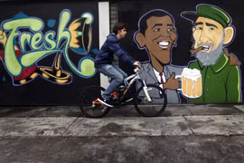 Bức tranh graffiti vẽ Tổng thống Mỹ Barack Obama (trái) và lãnh tụ Cuba Fidel Castro bên ngoài một nhà hàng ở Mexico City. (Nguồn: RT)