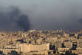 Khói bốc lên trong các cuộc giao tranh giữa quân đội Chính phủ Syria và lực lượng nổi dậy ở phía đông Aleppo ngày 3/12. (Nguồn: AFP/TTXVN) 