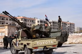 Binh sỹ quân đội Chính phủ Syria tại làng Minyan, phía tây Aleppo ngày 12/11. (Nguồn: AFP/TTXVN) 