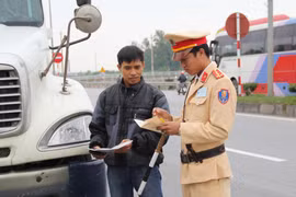 Công an Hà Nội tăng cường xử lí vi phạm giao thông