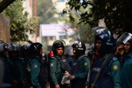 Cảnh sát đặc nhiệm Bangladesh phong tỏa khu vực hai tay súng tình nghi lẩn trốn ở Dhaka ngày 24/12. (Nguồn: AFP/TTXVN) 