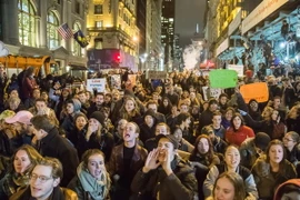Người biểu tình phản đối kết quả bầu cử Tổng thống tại thành phố New York. (Nguồn: THX/TTXVN) 