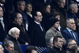 Tổng thống Pháp François Hollande (giữa) đã kêu gọi người dân ghi nhớ những thời khắc đau thương và có các hành động giúp đỡ, động viên gia đình các nạn nhân. (Nguồn: AFP/TTXVN)