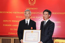 Đại sứ Việt Nam tại Thái Lan Nguyễn Tất Thành đã trao tặng Huân chương Hữu nghị cho ông Panyarak Poolthup, nguyên Đại sứ Vương quốc Thái Lan tại Việt Nam. (Ảnh: Sơn Nam/Vietnam+)