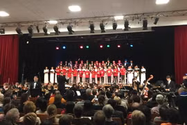 Hợp ca Quê hương tại Pháp và dàn nhạc Nhạc viện thành phố Rouen (thủ phủ vùng Normandie của Pháp). (Ảnh: Việt Sơn/Vietnam+)