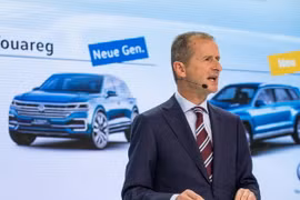 Giám đốc thương hiệu Volkswagen Herbert Diess trong cuộc họp báo tại trụ sở ở Wolfsburg, Đức ngày 22/11. (Nguồn: AP/TTXVN) 