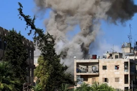 Khói bốc lên sau một cuộc không kích của lực lượng đối lập ở thành phố Aleppo, Syria ngày 20/10. (Nguồn: AFP/TTXVN) 