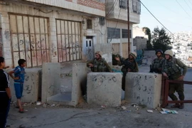Binh sỹ Israel gác tại khu định cư Do Thái Tel Rumeida ở Hebron, Bờ Tây. (Nguồn: AFP/TTXVN)