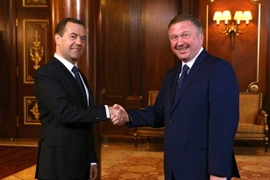 Thủ tướng Nga Dmitry Medvedev (trái) và Thủ tướng Belarus Andrei Kobyakov trong cuộc gặp ở thủ đô Moskva, Nga ngày 13/4. (Nguồn: EPA/TTXVN) 
