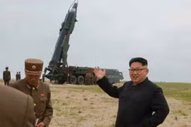  Nhà lãnh đạo Triều Tiên Kim Jong-un thị sát một vụ phóng thử tên lửa tầm trung Musudan tại thành phố Wonsan ở bờ biển phía đông Triều Tiên. (Nguồn: Yonhap/TTXVN)