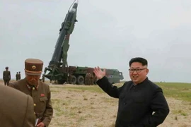  Nhà lãnh đạo Triều Tiên Kim Jong-un thị sát một vụ phóng thử tên lửa tầm trung Musudan tại thành phố Wonsan ở bờ biển phía đông Triều Tiên. (Nguồn: Yonhap/TTXVN)